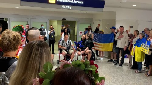 Crowd sings to wounded Ukrainian soldiers arriving in Minnesota to be fitted for prosthetic limbs