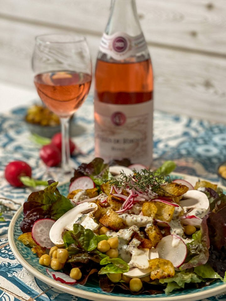 Frischer sommerlicher Kichererbsen Salat mit französischem Rotisseur Senf & Weinen der Côtes du Rhône