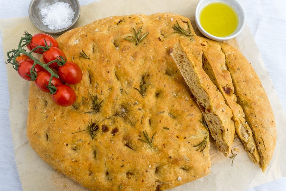 Italienisches Brot mit getrockneten Tomaten – Focaccia aus Italien