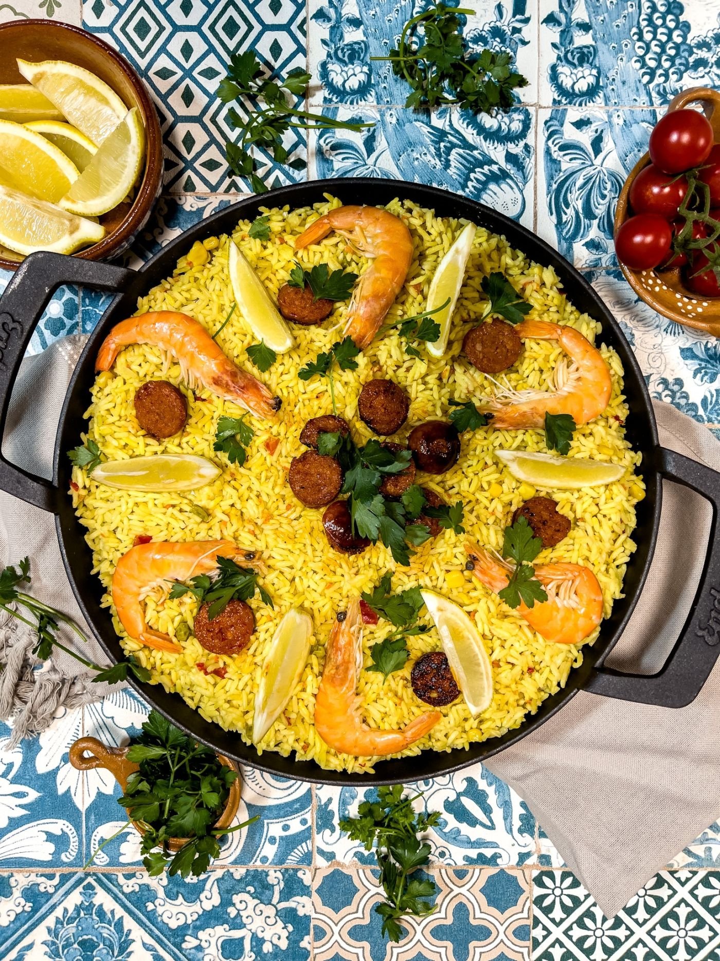 Paella mit Garnelen und Chorizo - spanisches Comfort-Food