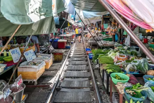 Maeklong Railway Market - Der verrückteste Markt in ganz Thailand!
