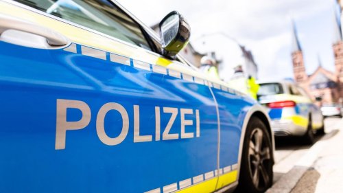 München: Sportwagenfahrer rast auf Polizisten zu: Schüsse aufs Auto