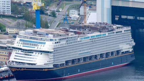 Schiffbau: Kreuzfahrtschiff "Disney Adventure" ist ausgedockt