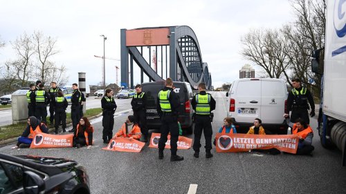 Protest: Aktivisten blockieren Verkehr auf Elbbrücken stadteinwärts