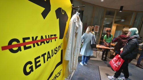 Würzburg : Kleidertauschparty als Kritik des Konsums am Black Friday