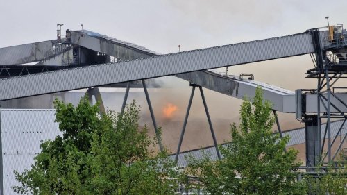 Arneburg: Feuer in Zellstoffwerk bei Stendal noch nicht gelöscht