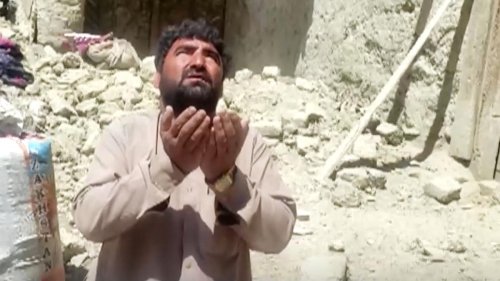 Erdbeben in Afghanistan: Menschen räumen Trümmer ihrer Häuser mit bloßen Händen