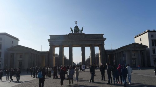 Klima: Brandenburger Tor im Dunkeln: "Earth Hour" in Berlin