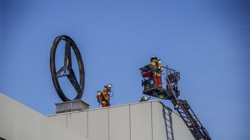 Böblingen: Mercedes-Stern geht in Flammen auf