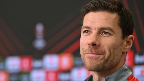 Bayer Leverkusen: Journalist überrascht Alonso mit Jugend-Fotos