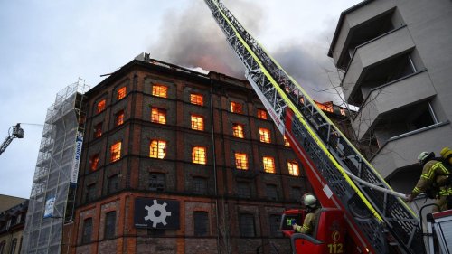 Mannheim: Gewerbegebäude brennt weiter: Abriss gegen Mittag