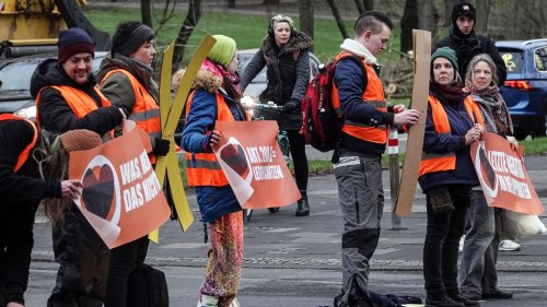 Umwelt: Klimaaktivisten blockieren Straße nahe der Uni in Köln