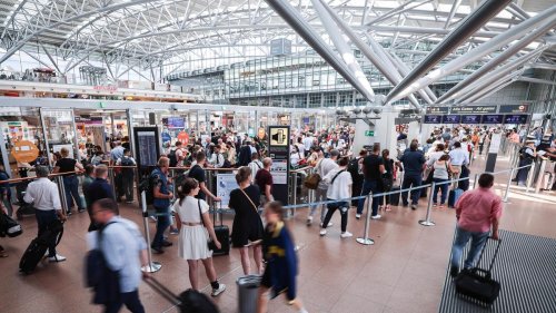 Wartezeiten in Flughäfen: "Lassen Sie bitte den Gürtel in der Hose!"