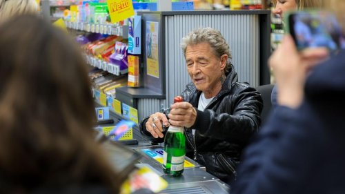 Engagement: Peter Maffay überrascht Kunden an Supermarktkasse in Halle