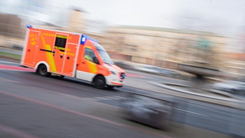 Stuttgart: Zwei Menschen bei Autounfall an Kreuzung verletzt