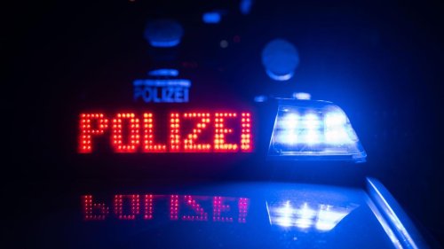Kreis Reutlingen: Jugendliche spannen Band auf Straße: Autos stoßen zusammen