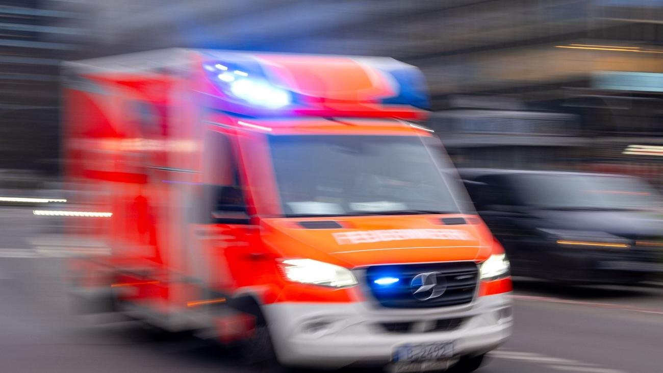 Kriminalität: 32-Jähriger bestiehlt Rettungssanitäter im Einsatz