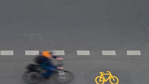 Auf Radweg: Mountainbiker kollidiert mit Moped bei Heimburg