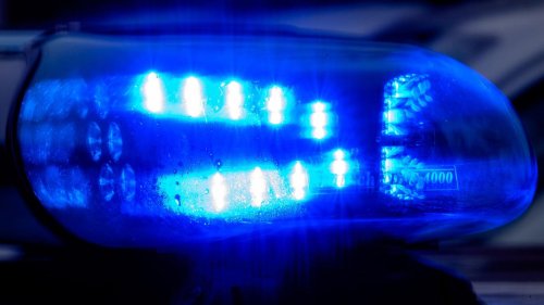 Verkehr: Lkw liegt quer auf A24 - Vollsperrung