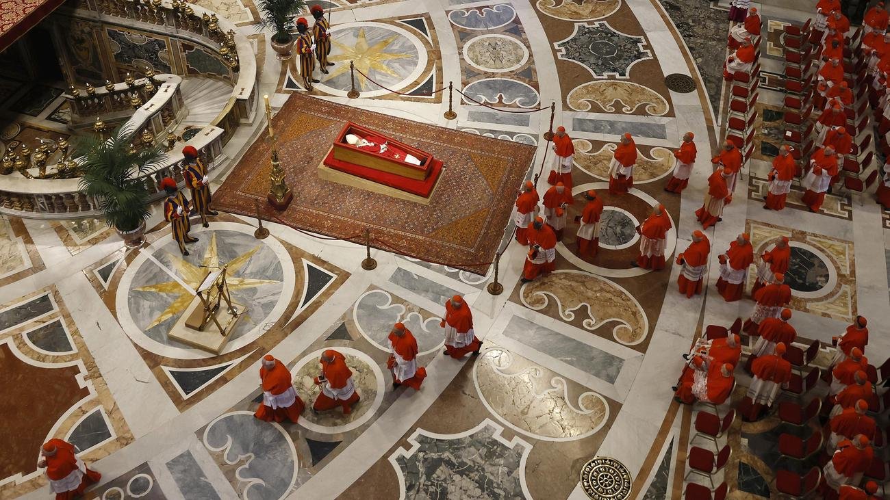 Tod des Papstes: Leichnam von Papst Franziskus im Petersdom aufgebahrt