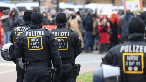 Proteste: Hunderte demonstrieren in Köln gegen pro-russischen Aufzug