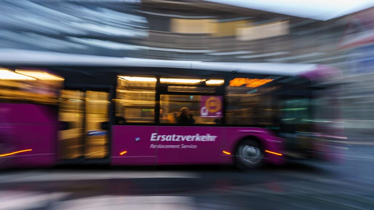Generalsanierung Bahn: Purpurfarbene Ersatzbusse während großer Bahnsanierung