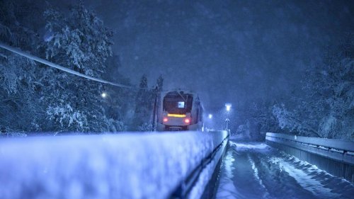 Wintereinbruch: Schnee legt Verkehr in Südbayern lahm