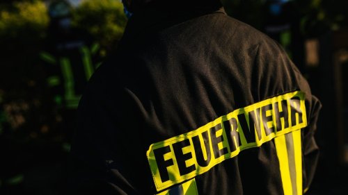 Landkreis Karlsruhe: Dachstuhl von Mehrfamilienhaus in Bruchsal brennt aus