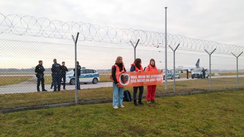 Letzte Generation: Klimaaktivisten kleben sich an Landebahn am Münchner Flughafen fest