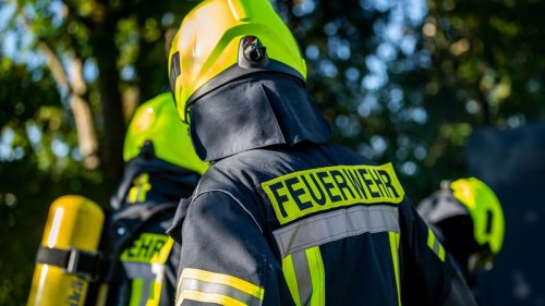 Kreis Esslingen: Feuer im Freien greift wohl auf Haus über: Hoher Schaden
