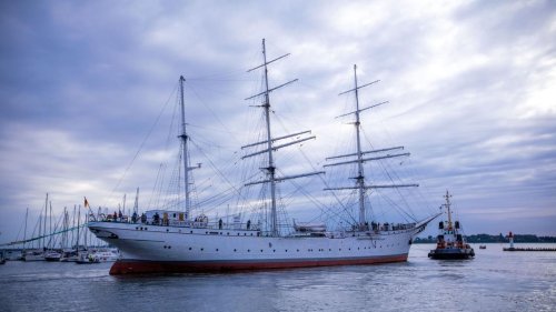 Segelschulschiff: "Gorch Fock 1" zieht zur Reparatur in die Volkswerft um