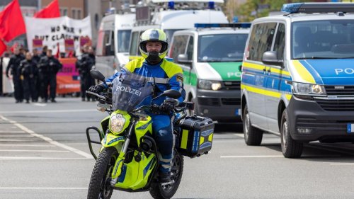 Verkehr: "Müssen da auch mitgehen": Polizei testet Elektromotorrad