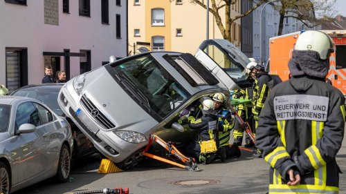 Unfälle: 77-Jährige fährt über parkende Autos
