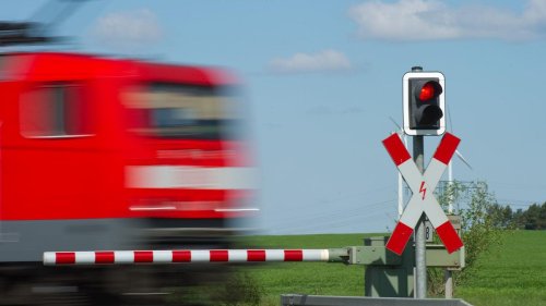 Unfall: Radfahrer an geschlossener Schranke von Zug erfasst