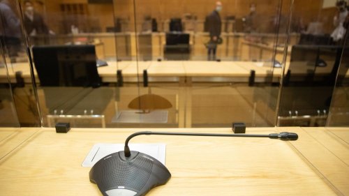 Prozesse: Luxusuhren entrissen - Angeklagte schweigt im Prozess