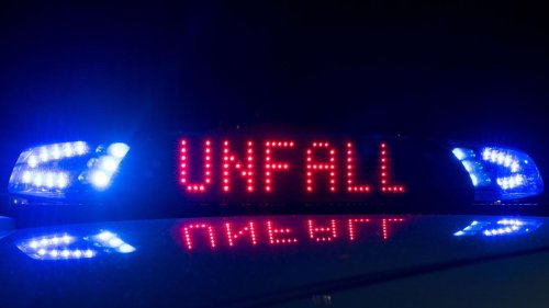 Unfälle: Autos stoßen frontal zusammen - drei Verletzte