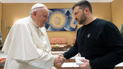 Tod des Papstes: Trump mit First Lady zur Papst-Bestattung abgeflogen