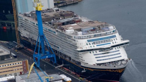 Schiffbau: Kreuzfahrtschiff "Disney Adventure" verlässt Schiffbauhalle