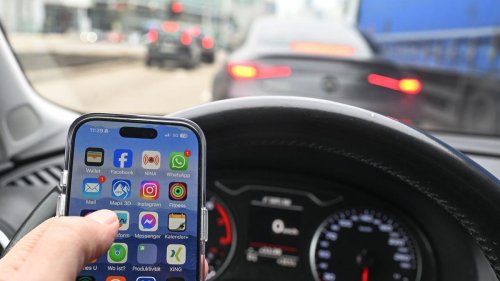 Handy am Steuer: Handy, Navi, Risiko - Die Gefahr der Ablenkung am Steuer