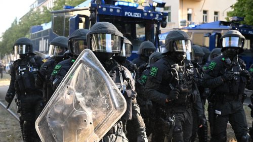 Demonstration: Polizei in Leipzig: Bringen Wasserwerfer in Stellung