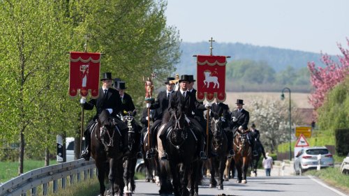 Alte Tradition: Osterbotschaft vom Pferderücken aus in sorbischer Lausitz