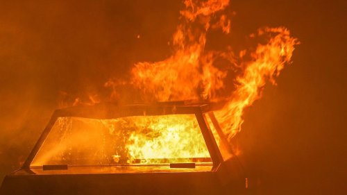 Berlin: Zwei Polizeiautos in Neukölln in Flammen