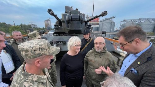 Waffenlieferungen: Lambrecht verspricht der Ukraine Luftabwehrsysteme