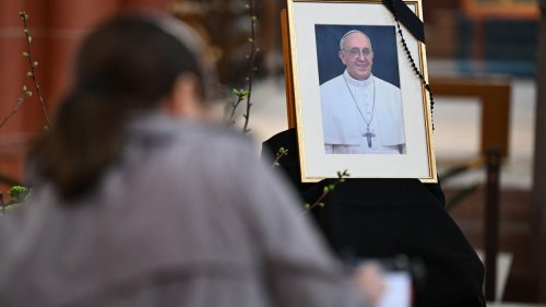 Trauer um gestorbenen Papst: Gebete und Totenmessen für Papst Franziskus in Hessen