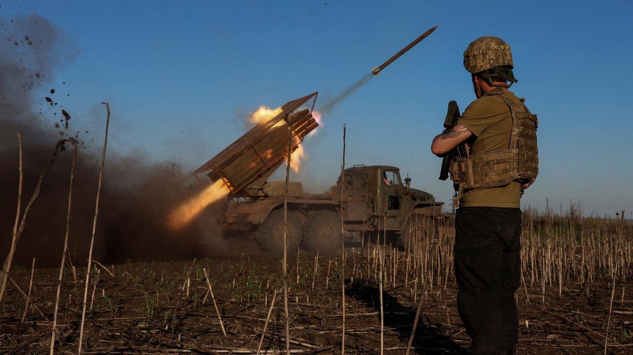 Liveblog Ukrainekrieg: Russland setzt nach Ablauf der angeblichen Feuerpause Angriffe fort