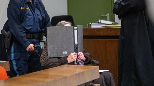 Prozess: Kochtopf als Waffe: 90-Jährige wegen Mordes vor Gericht