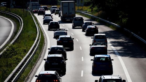 Fast 20.000 Euro Sachschaden: Stau im Osterreiseverkehr: Fünf Auffahrunfälle auf A24