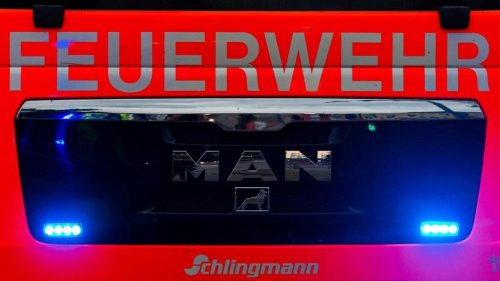 Feuerwehr löscht Brand im Unterholz