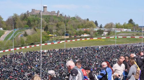 Motorrad-Spektakel: Mehr als 40.000 Menschen zum Saisonauftakt am Nürburgring