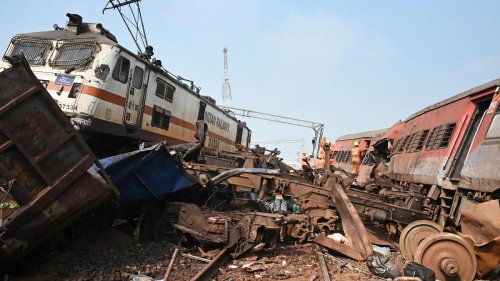 Zugunglück: Mehr als 280 Tote und mehr als 900 Verletzte bei Zugunfall in Indien